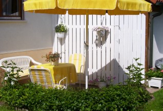 Blick von der Terasse in den Garten